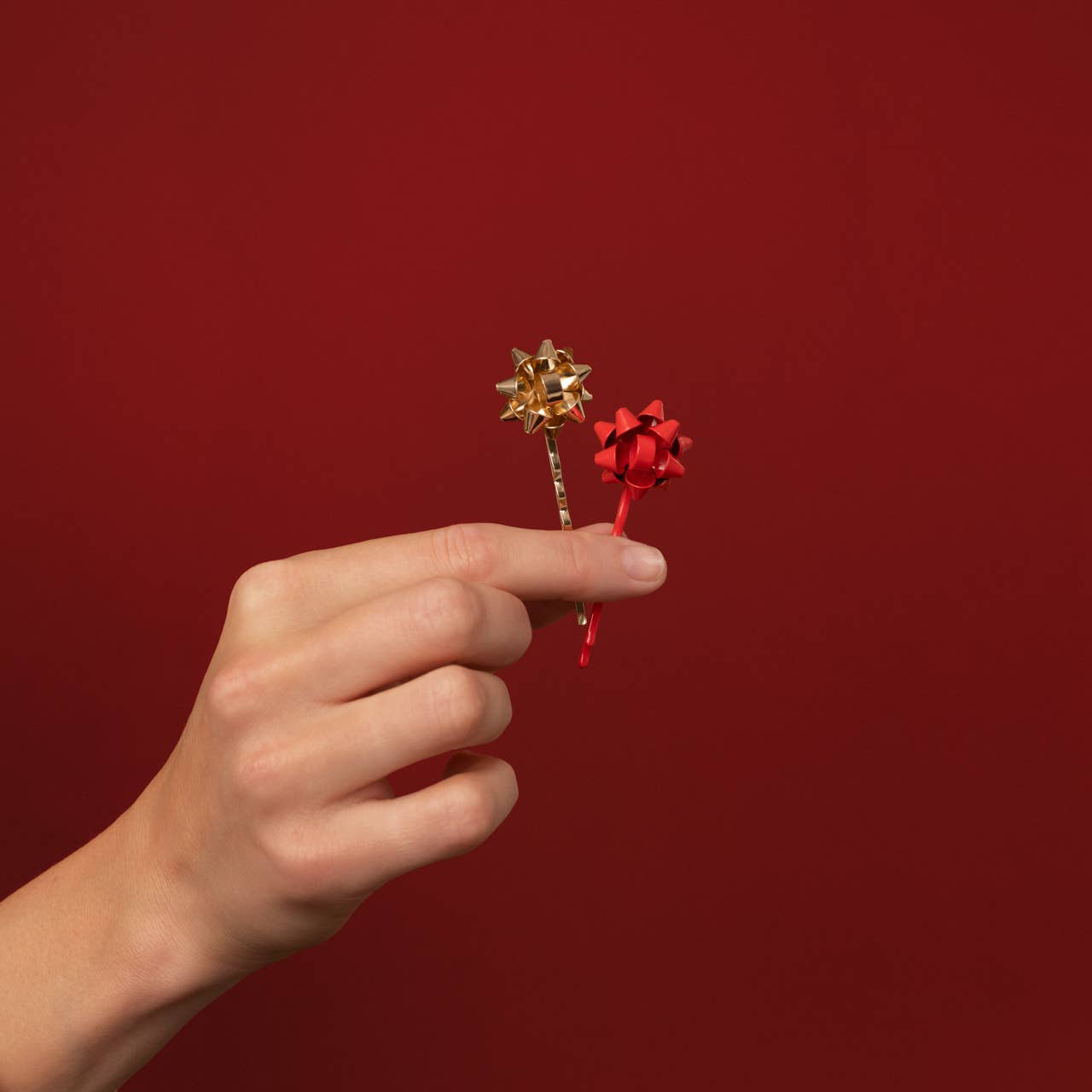 Metal Gift Bow Bobby Pins 4pc Set - Red & Gold | KITSCH